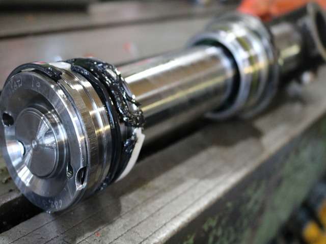 Sua chua xi lanh thuy luc hu hong bo phan lam kin