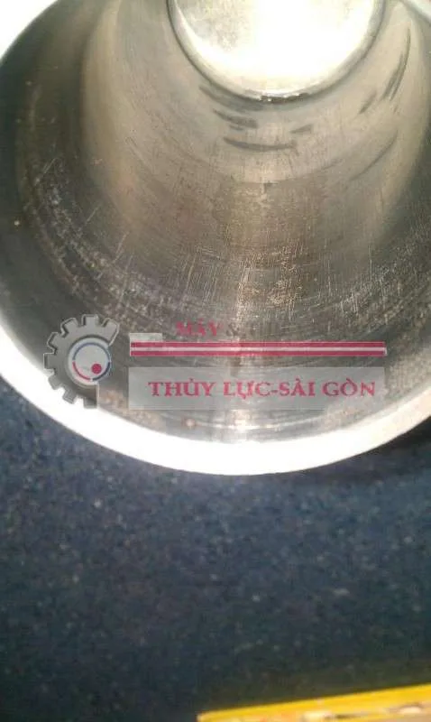 Nòng xy lanh thủy lực bị trầy xước do bể phốt piston