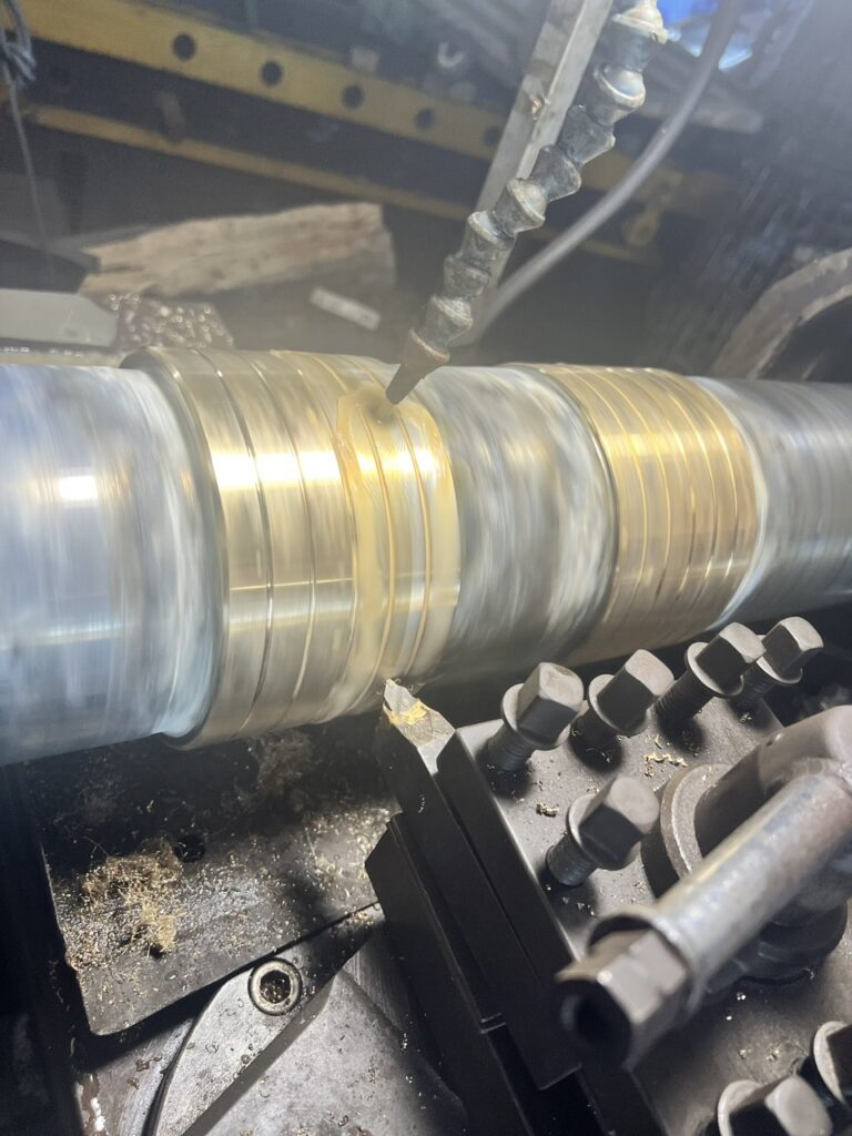 Sửa chữa máy ép thuỷ lực 4 Gia công phục hồi piston thủy lực trên máy tiện tròn – Dịch vụ chuyên nghiệp, chính xác.