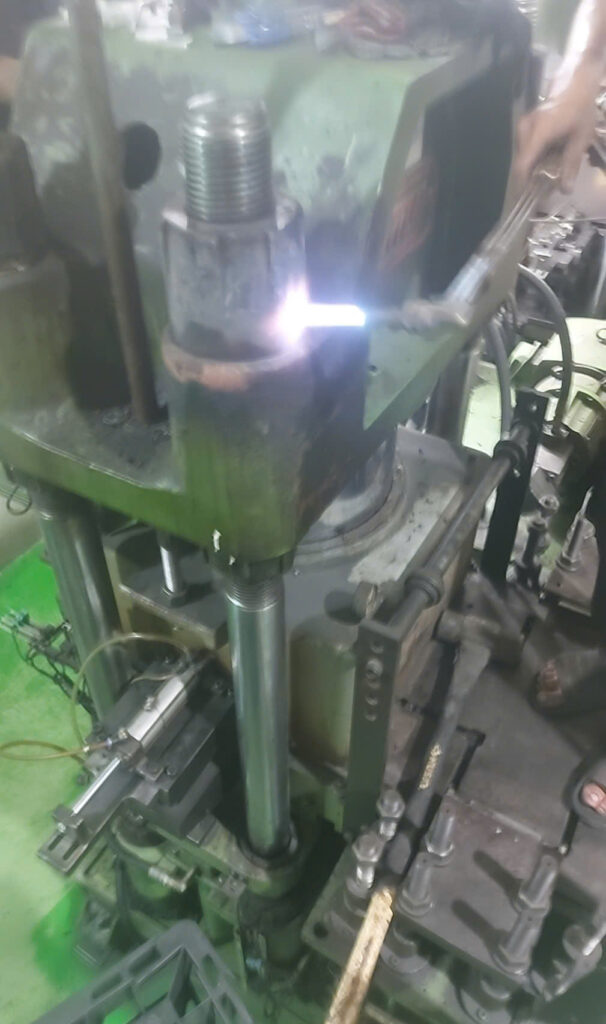 Sửa chữa máy ép thuỷ lực 6 Gia nhiệt tháo con tán (đai ốc) khóa trục dẫn hướng máy ép thủy lực 4 trụ 200 tấn.