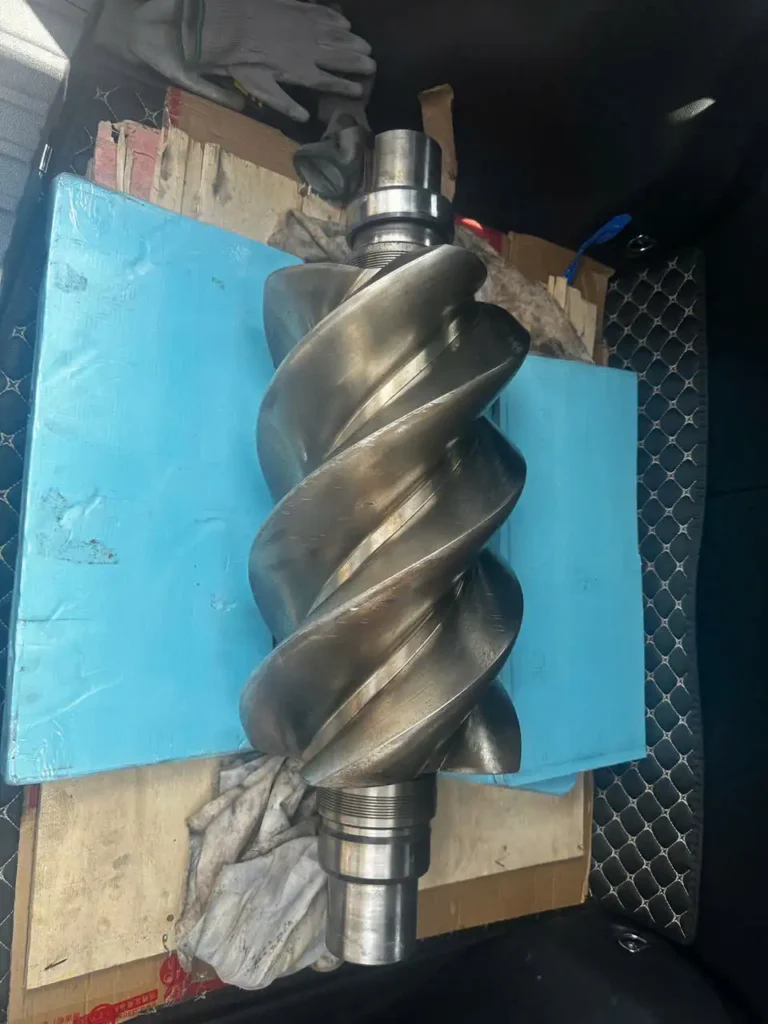 Sửa Chữa & Phục Hồi Trục Vít Máy Nén Khí Trục Vít Tại Thủy Lực Sài Gòn – Uy Tín #1 TP.HCM 3 Nhả bỏ lớp mạ crom cũ trên trục vít máy nén khí bằng phương pháp hóa học an toàn