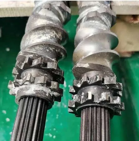 Trục vít đôi Twin Screw máy ép đùn nhựa — phục hồi phức tạp hơn do 2 trục ăn khớp