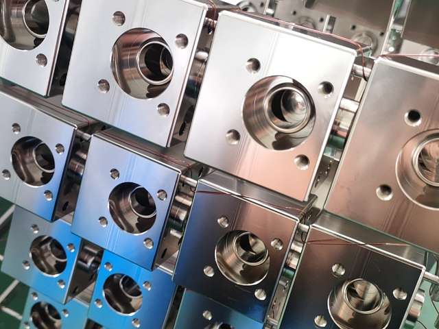 🔧Dịch Vụ Xi Mạ Kim Loại Chuyên Nghiệp, Xi Mạ Crom Cứng – Bền, Đẹp, Chất tại Thủy Lực Sài Gòn 7 Hình ảnh xi mạ kim loại Bạc – ứng dụng trong điện tử cao cấp và chế tác trang sức