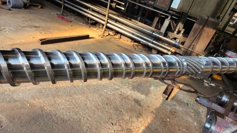 Trục vít 2 biên dạng rãnh xoắn tăng áp sau khi mài bóng phục hồi hoàn thiện