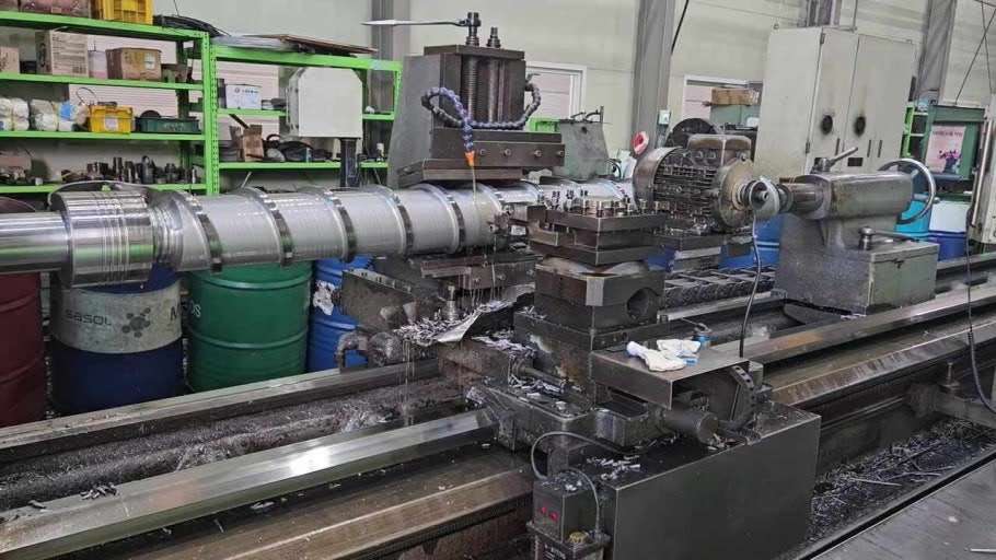 Chế tạo trục vít máy ép đùn nhựa.