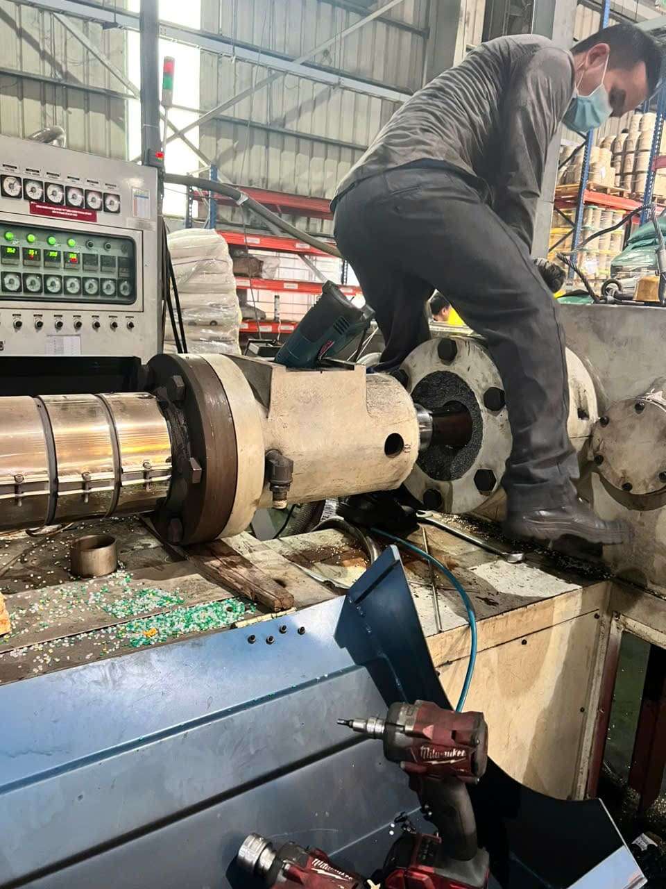 Máy ép nhựa sử dụng kỹ thuật công nghệ 3D 1 Tháo lắp máy ép đùn nhựa D230x3300 để kiểm tra trục vít, xi lanh và cụm cơ khí