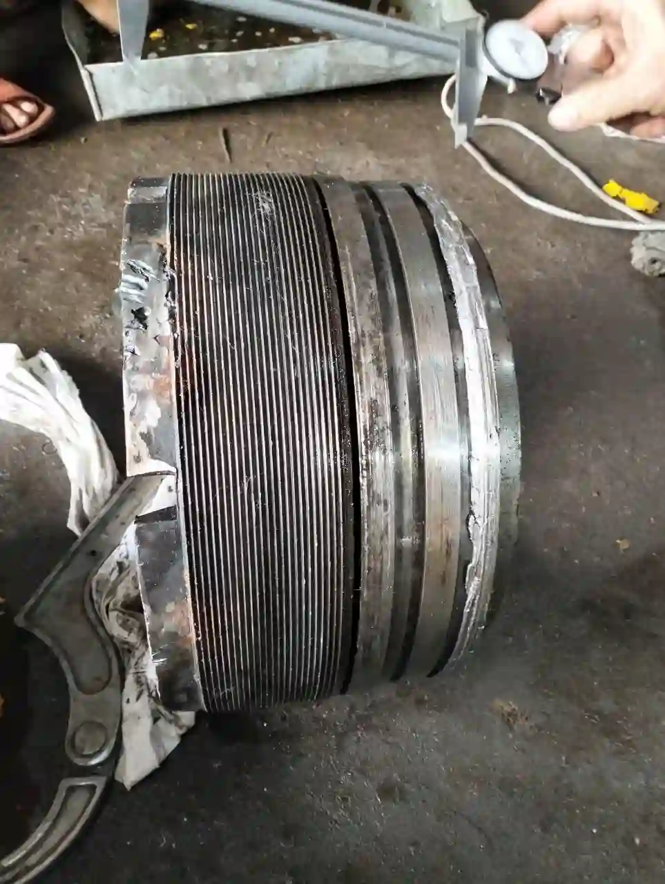 Kỹ thuật viên tháo nắp chặn ty ben bằng gia nhiệt Gas-Oxy tại Thủy Lực Sài Gòn