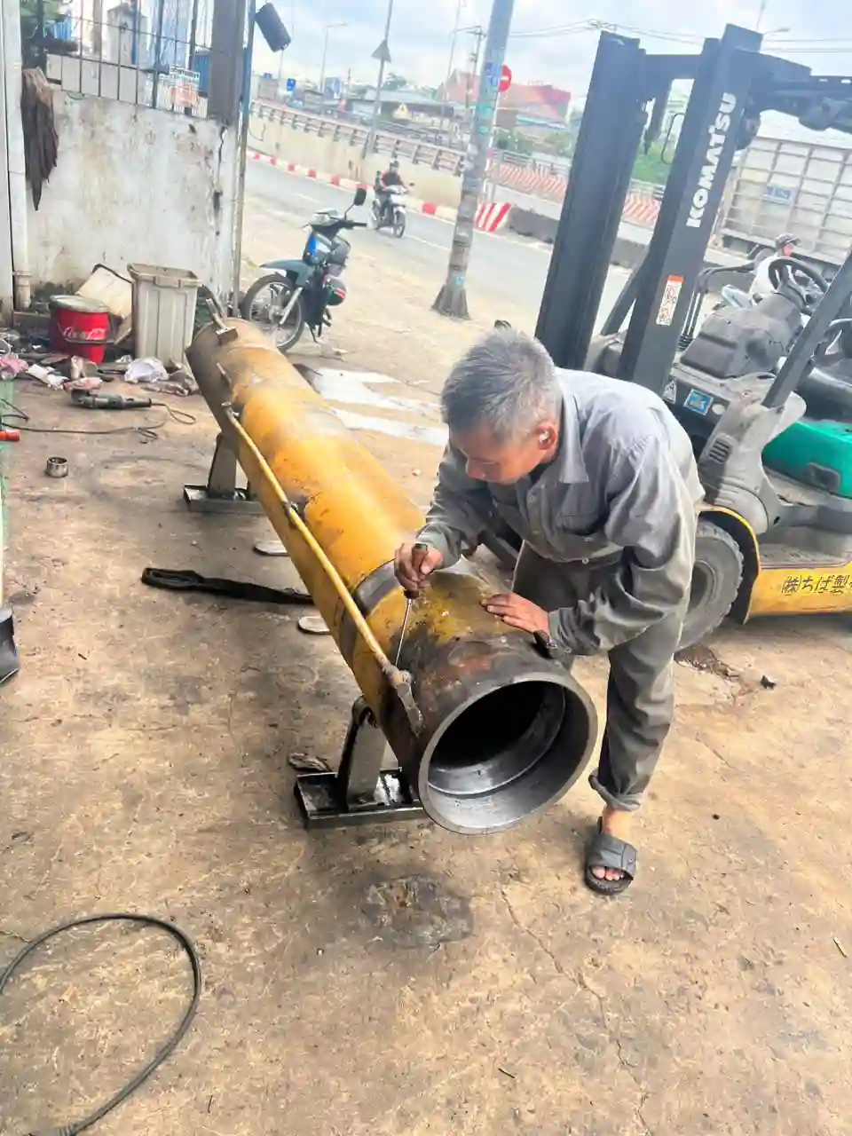 Thợ sửa chữa ben thủy lực