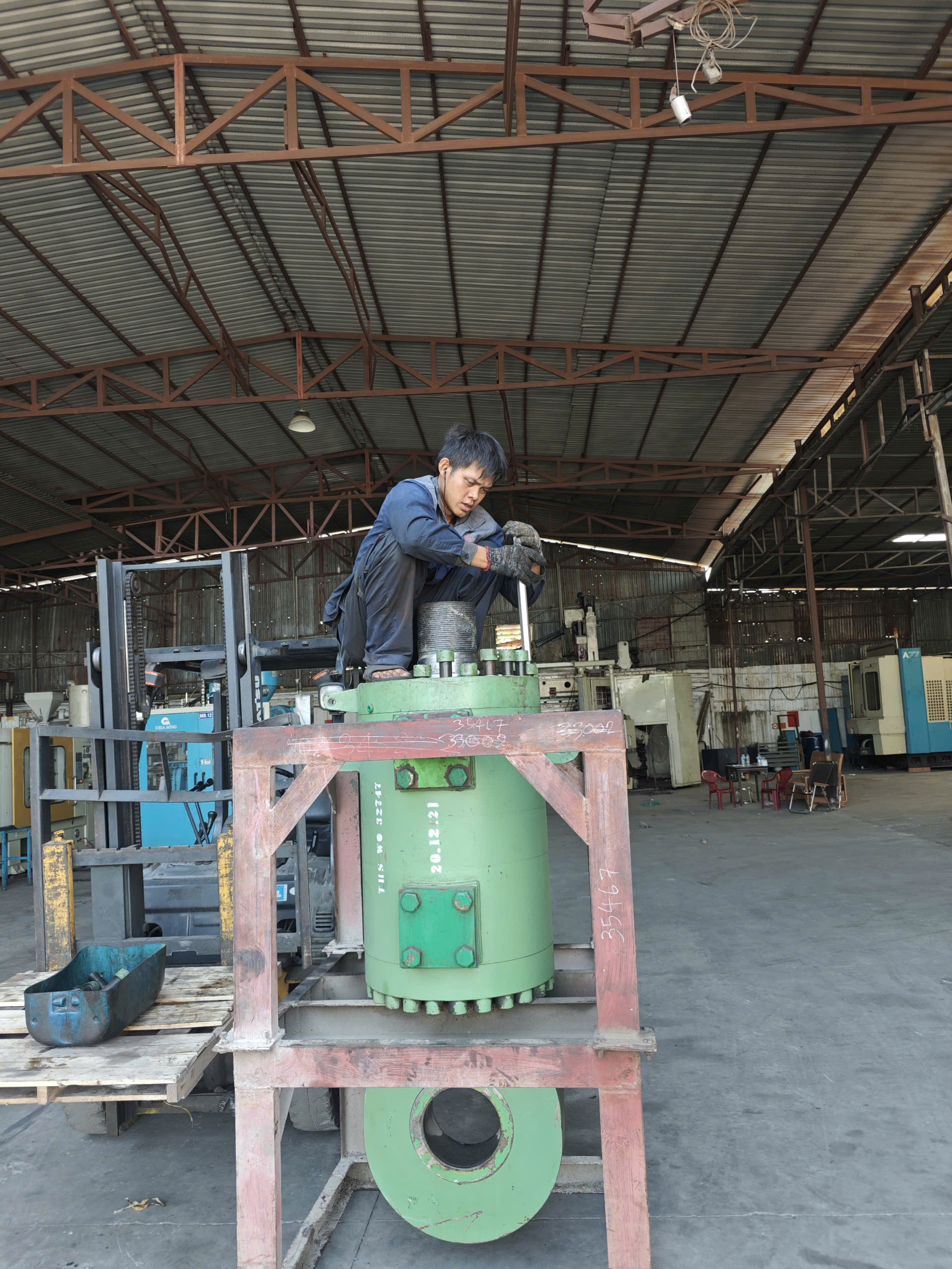 Tháo bulong kết nối nòng xi lanh thủy lực D480