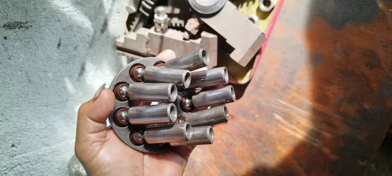 Cụm 9 piston bên trong bơm thủy lực máy đào Caterpillar CAT E70B