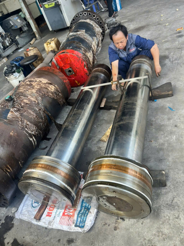 Sửa chữa máy ép thuỷ lực 3 Nhân viên Thủy Lực Sài Gòn kiểm tra và sửa chữa ty ben máy ép thủy lực chuyên nghiệp