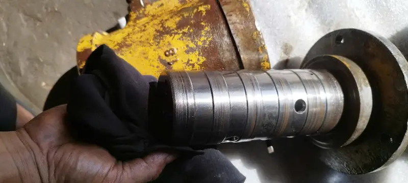 Cốt trục trung tâm (cốt tam thông) máy đào Caterpillar CAT E70B sau khi tháo rời tại xưởng Thủy Lực Sài Gòn