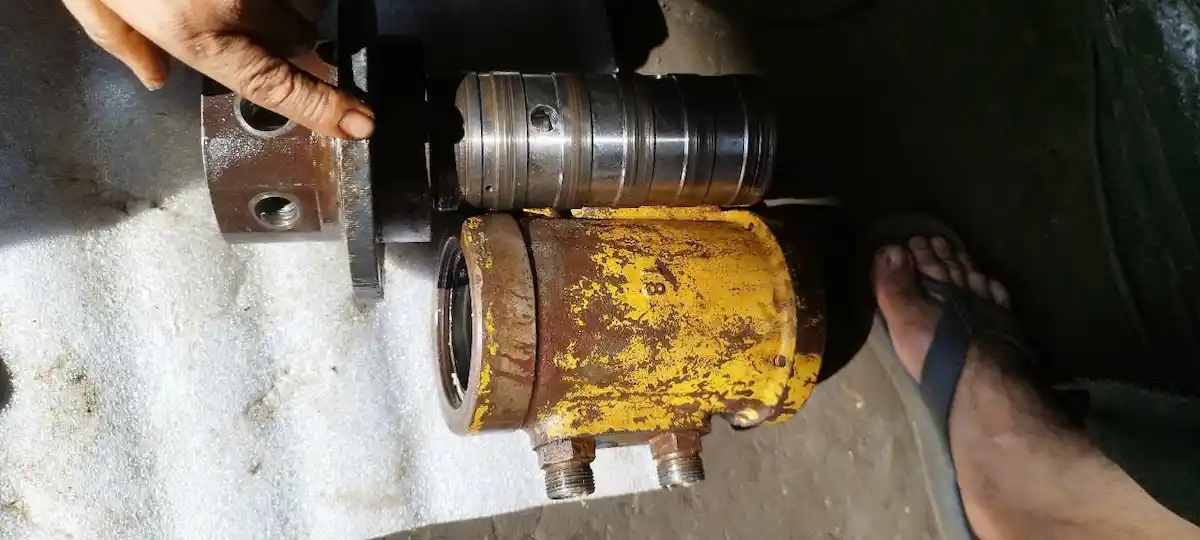Cụm chia dầu trung tâm (khớp xoay trung tâm) máy đào Caterpillar CAT E70B tháo rời tại xưởng Thủy Lực Sài Gòn, Bình Tân TP.HCM