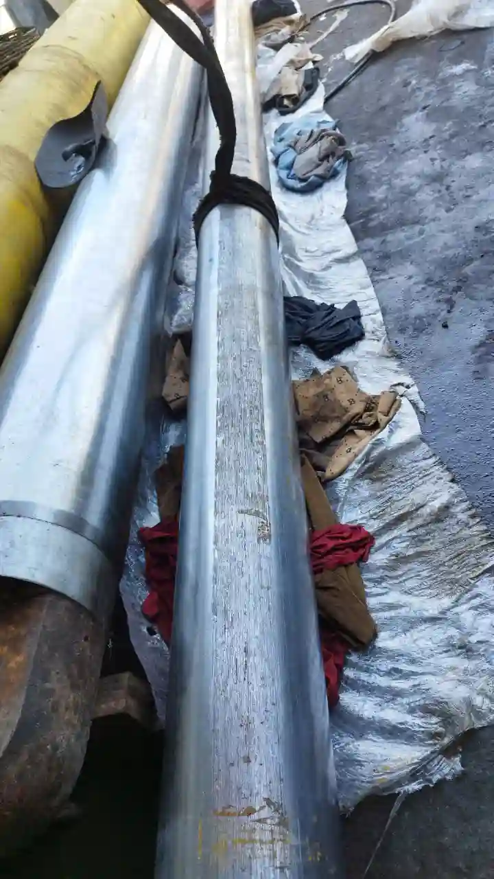 Các phương án xi mạ ty ben thủy lực hiện đại 2025. 5 Ty ben thủy lực Ø480mm dài 5500mm cần cẩu cảng biển Công Ty Huy Minh bị trầy xước nặng toàn thân