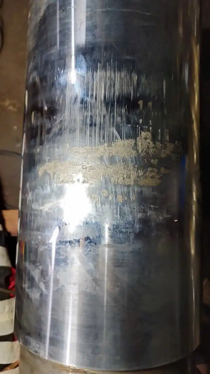 Ty thủy lực D220 Công Ty HTK bị cào xước dọc thân