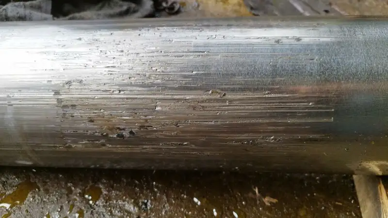 Ty thủy lực bị cào xước nặng dọc thân trước khi xi mạ crom cứng phục hồi