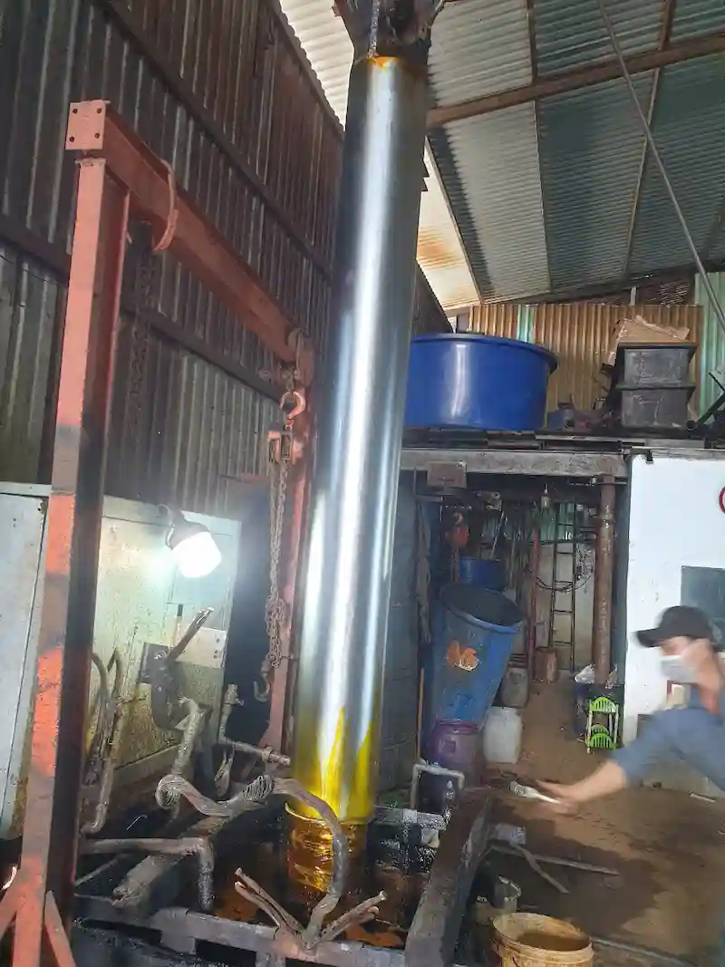 Cẩu trục kéo ty thủy lực Ø330mm dài 1850mm vào bể mạ crom cứng tại Thủy Lực Sài Gòn