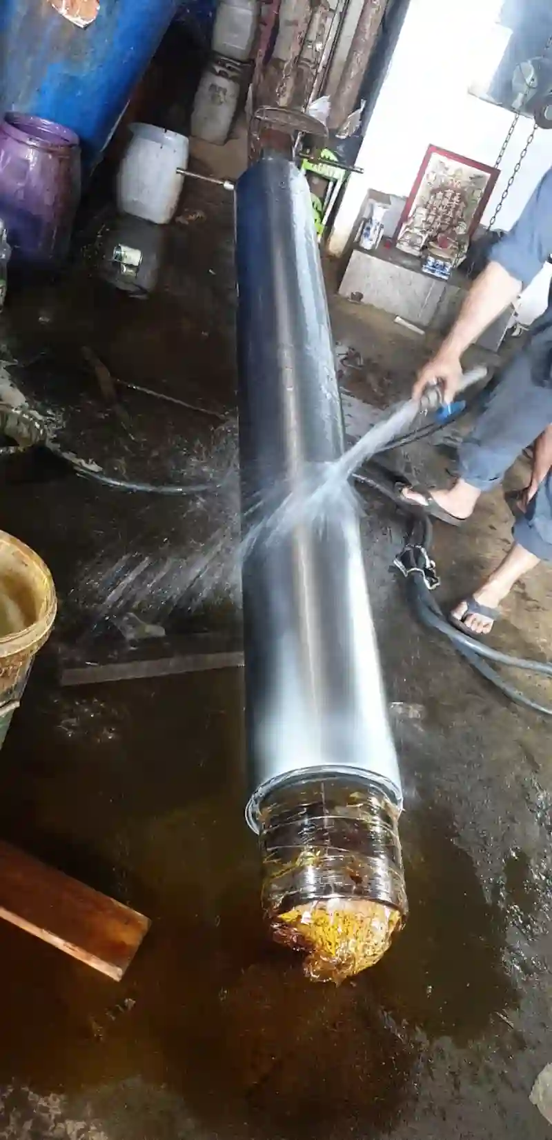Vệ sinh bề mặt ty thủy lực Ø330mm dài 1850mm sau xi mạ crom cứng