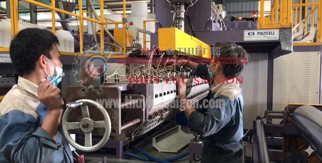 Máy ép nhựa sử dụng kỹ thuật công nghệ 3D 2 Hình ảnh nhân viên kỹ thuật kiểm tra khuôn máy ép đùn nhựa trong quá trình bảo trì và xử lý lỗi sản phẩm