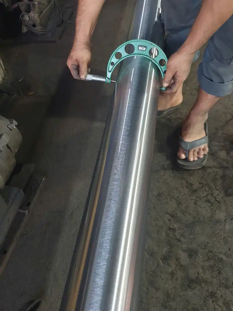 Kiểm tra kích thước ty ben D100mm dài 5,5m sau xi mạ crom cứng bằng dụng cụ đo chính xác