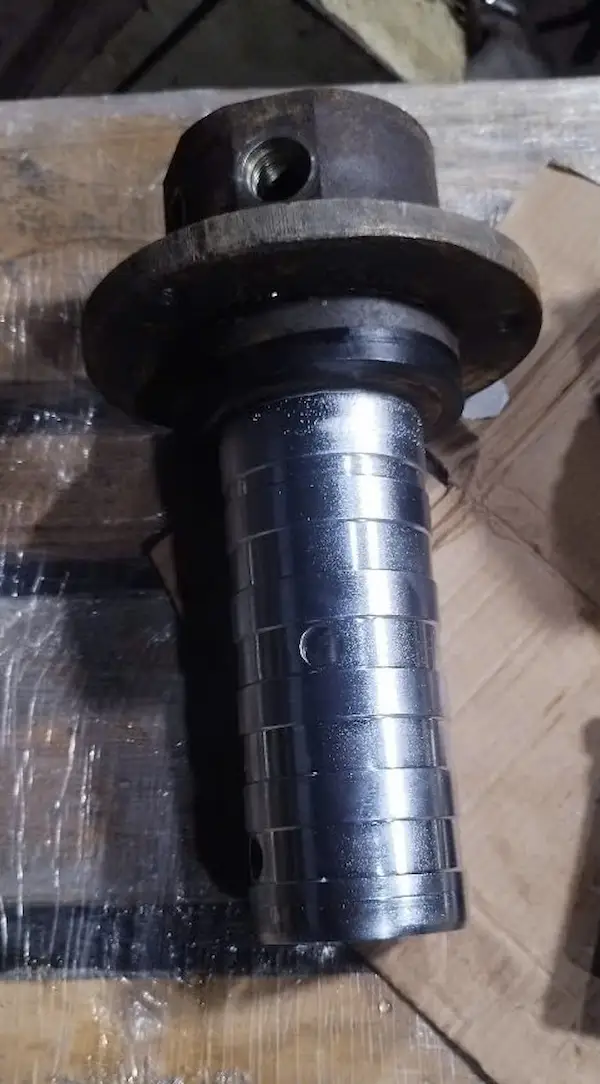Mạ crom hoàn thiện cốt trục trung tâm (cốt tam thông) máy đào CAT E70B tại xưởng Thủy Lực Sài Gòn Bình Tân