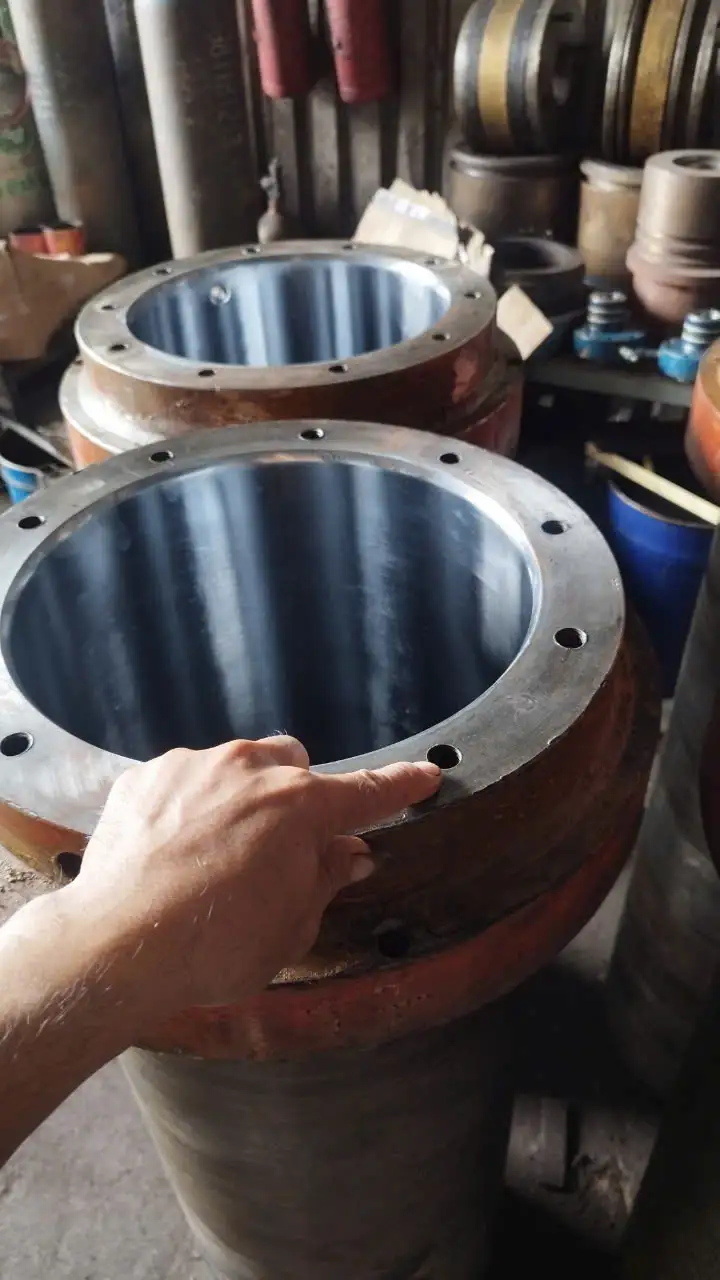 Nòng ty ben máy ép lốp Ø280mm dài 1800mm Công Ty Cao Su Nguyễn Đỉnh chuẩn bị xi mạ crom cứng