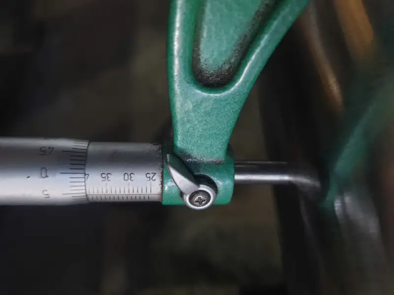 Đo kiểm bằng panme ty ben thủy lực Ø100mm bị hụt kích thước 0,35mm cần mạ crom bù
