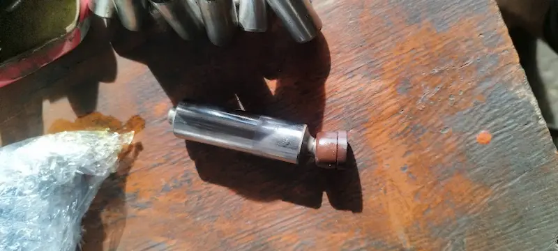 Kiểm tra chi tiết từng piston bơm thủy lực máy đào CAT E70B trước lắp ráp