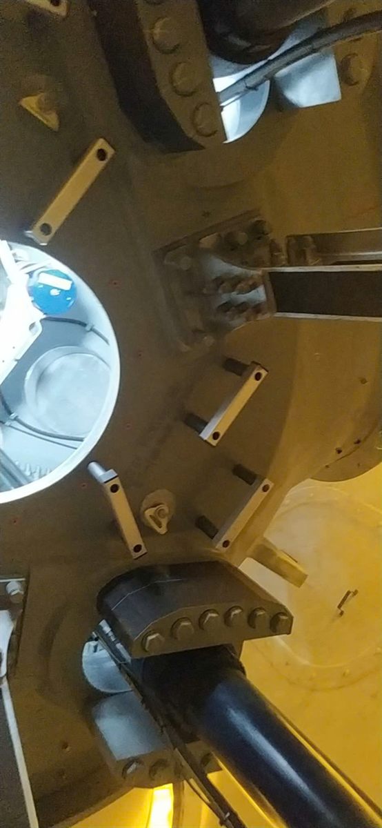 Không gian buồng nacelle trụ điện gió — nơi tổ đội TLSG lắp bể mạ crom di động thao tác tại chỗ