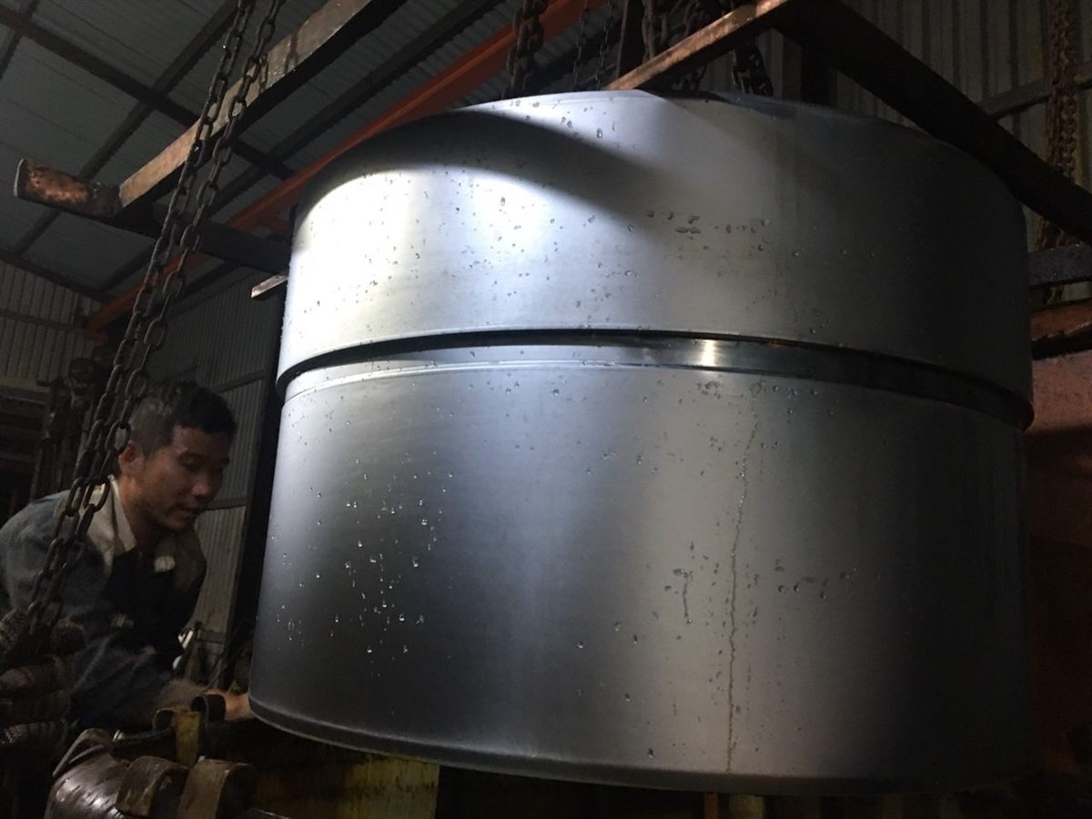Nhân viên Thủy Lực Sài Gòn đưa piston D1200×880mm máy ép gạch Taicera lên khỏi bể mạ crom cứng