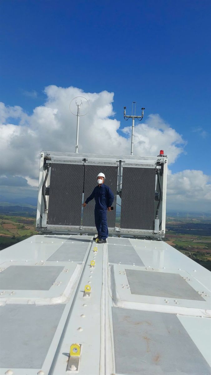 Kỹ sư Thủy Lực Sài Gòn trên nóc nacelle trụ điện gió Yang Trung cao 120m, chuẩn bị sửa xi lanh thủy lực điều khiển cánh quạt